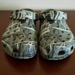 Men's 8 Women's 10 Camo Crocs
